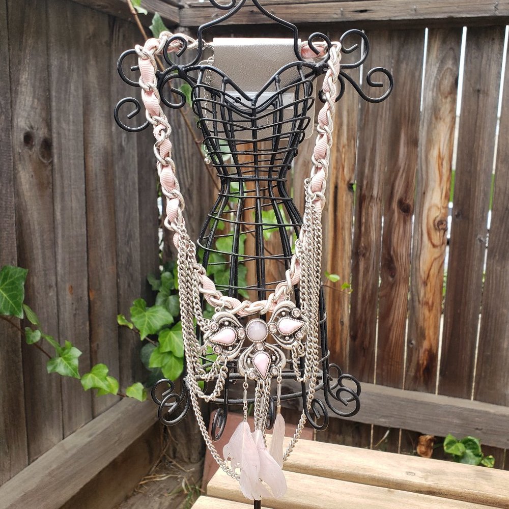 ๐HP!๐ Light Pink Rhinestone Statement Necklace - Picture 2 of 9